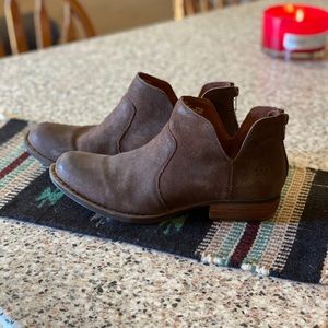 Born back zip booties
